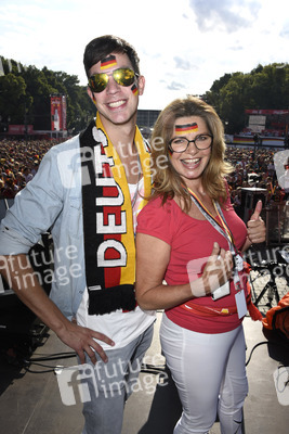 Fanmeile beim UEFA-Fußball-Europameisterschaft 2016 Spiel Deutschland gegen Nordirland in Berlin