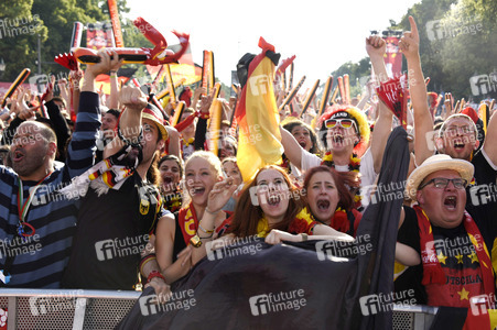 Fanmeile beim UEFA-Fußball-Europameisterschaft 2016 Spiel Deutschland gegen Nordirland in Berlin
