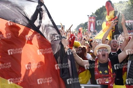 Fanmeile beim UEFA-Fußball-Europameisterschaft 2016 Spiel Deutschland gegen Nordirland in Berlin