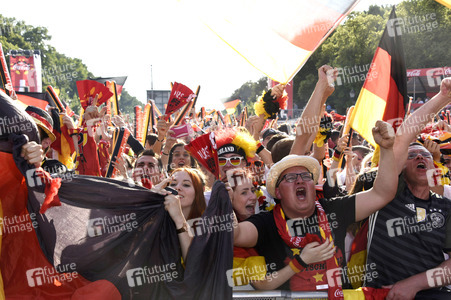 Fanmeile beim UEFA-Fußball-Europameisterschaft 2016 Spiel Deutschland gegen Nordirland in Berlin