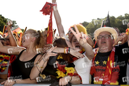 Fanmeile beim UEFA-Fußball-Europameisterschaft 2016 Spiel Deutschland gegen Nordirland in Berlin