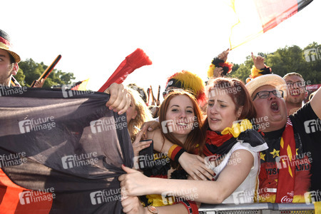 Fanmeile beim UEFA-Fußball-Europameisterschaft 2016 Spiel Deutschland gegen Nordirland in Berlin