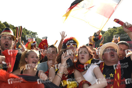Fanmeile beim UEFA-Fußball-Europameisterschaft 2016 Spiel Deutschland gegen Nordirland in Berlin