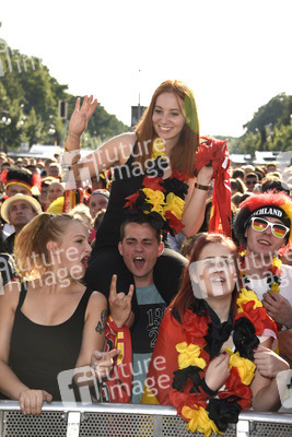 Fanmeile beim UEFA-Fußball-Europameisterschaft 2016 Spiel Deutschland gegen Nordirland in Berlin