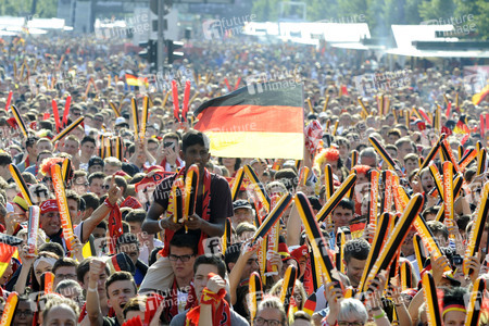 Fanmeile beim UEFA-Fußball-Europameisterschaft 2016 Spiel Deutschland gegen Nordirland in Berlin
