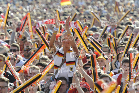 Fanmeile beim UEFA-Fußball-Europameisterschaft 2016 Spiel Deutschland gegen Nordirland in Berlin
