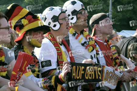 Fanmeile beim UEFA-Fußball-Europameisterschaft 2016 Spiel Deutschland gegen Nordirland in Berlin