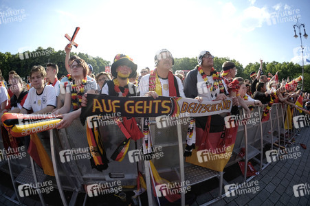 Fanmeile beim UEFA-Fußball-Europameisterschaft 2016 Spiel Deutschland gegen Nordirland in Berlin