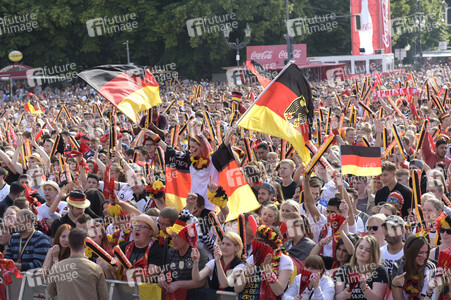 Fanmeile beim UEFA-Fußball-Europameisterschaft 2016 Spiel Deutschland gegen Nordirland in Berlin