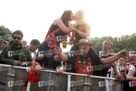 Fanmeile beim UEFA-Fußball-Europameisterschaft 2016 Spiel Deutschland gegen Nordirland in Berlin