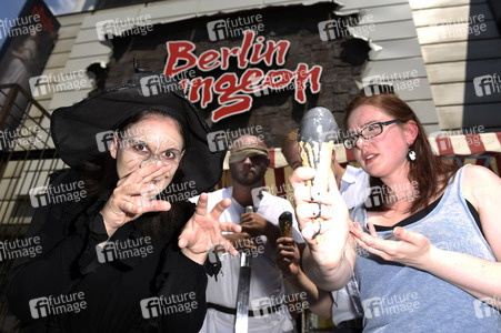 Hexe überrascht Passanten mit pechschwarzem Eis vor dem Berlin Dungeon
