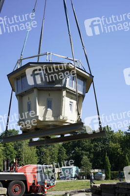 Anlieferung eines Original-DDR-Wachturms zur Gedenkstätte Berliner Mauer
