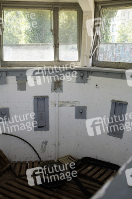 Anlieferung eines Original-DDR-Wachturms zur Gedenkstätte Berliner Mauer