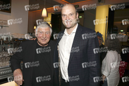 Premiere des Theaterstücks 'Wand an Wand' in Hamburg
