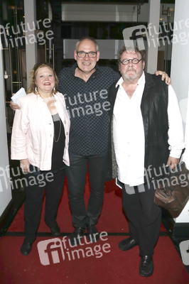 Premiere des Theaterstücks 'Wand an Wand' in Hamburg