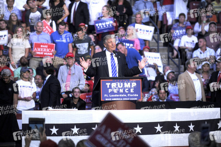 Wahlkampfveranstaltung von Donald Trump un Sunrise