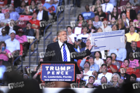 Wahlkampfveranstaltung von Donald Trump un Sunrise