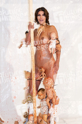 Kunstperformance Babydoll Fashion by Micaela Schäfer in Berlin
