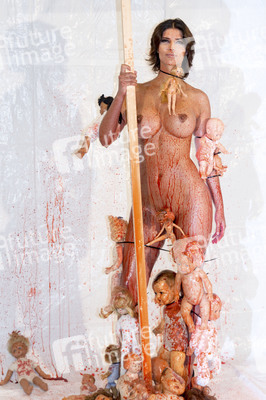 Kunstperformance Babydoll Fashion by Micaela Schäfer in Berlin