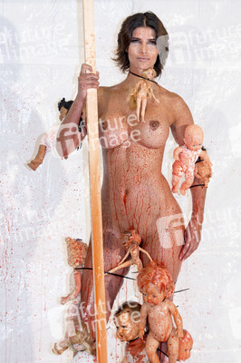 Kunstperformance Babydoll Fashion by Micaela Schäfer in Berlin