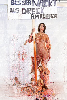 Kunstperformance Babydoll Fashion by Micaela Schäfer in Berlin