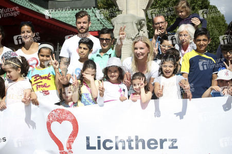 Aktion Lichtherz 'Ein Tag im Zoo' für Flüchtlingskinder in Berlin
