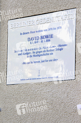 Enthüllung der Gedenktafel für David Bowie in Berlin