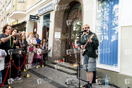 Enthüllung der Gedenktafel für David Bowie in Berlin