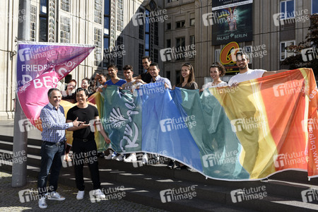 Hissung der 'Colours of Respect' Flagge in Berlin
