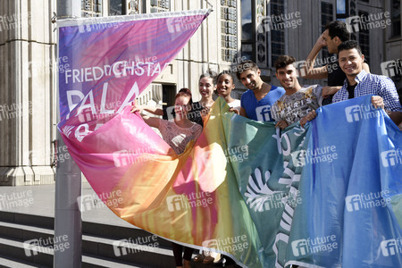 Hissung der 'Colours of Respect' Flagge in Berlin