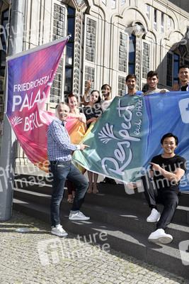 Hissung der 'Colours of Respect' Flagge in Berlin