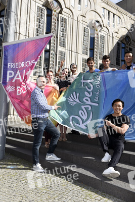Hissung der 'Colours of Respect' Flagge in Berlin