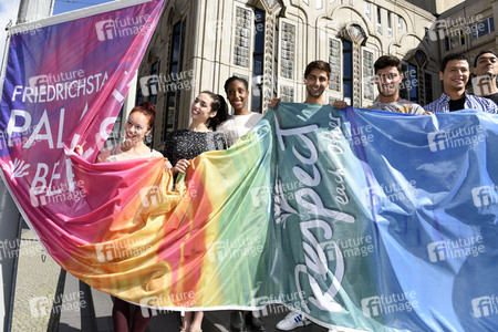 Hissung der 'Colours of Respect' Flagge in Berlin