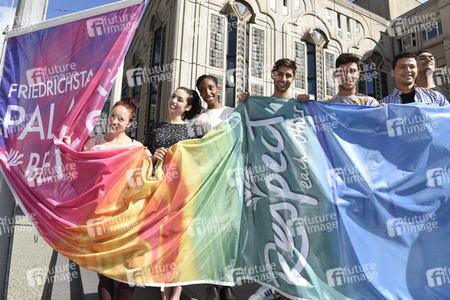 Hissung der 'Colours of Respect' Flagge in Berlin