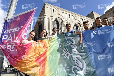 Hissung der 'Colours of Respect' Flagge in Berlin