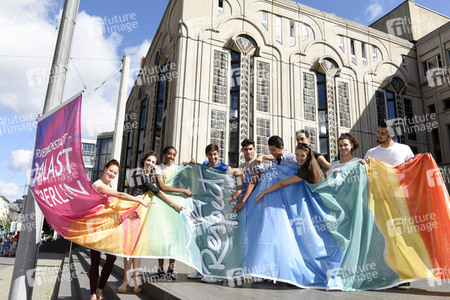 Hissung der 'Colours of Respect' Flagge in Berlin