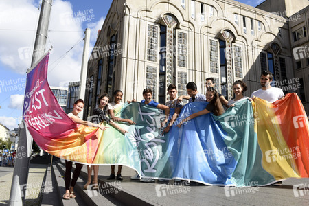 Hissung der 'Colours of Respect' Flagge in Berlin