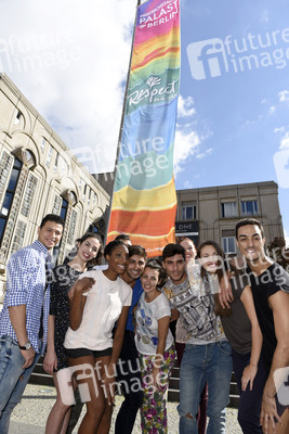 Hissung der 'Colours of Respect' Flagge in Berlin