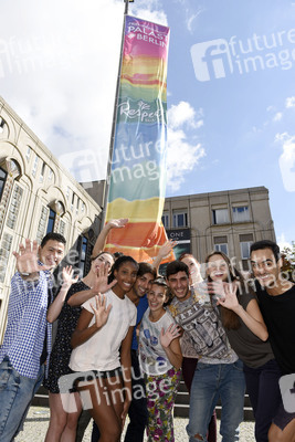 Hissung der 'Colours of Respect' Flagge in Berlin
