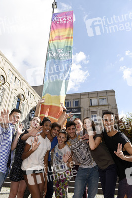 Hissung der 'Colours of Respect' Flagge in Berlin