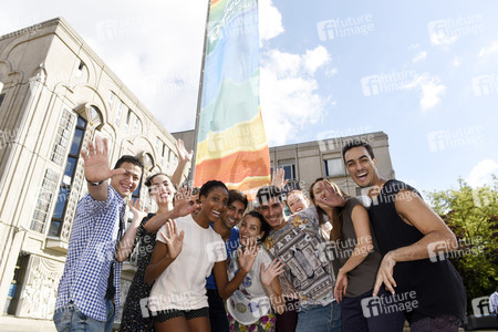 Hissung der 'Colours of Respect' Flagge in Berlin
