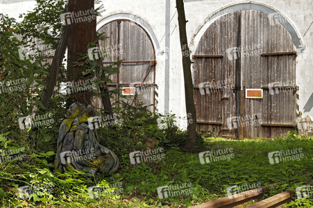 DOOR ART: Lokschuppen Tor / Locomotive Shed Gate Bodypainting