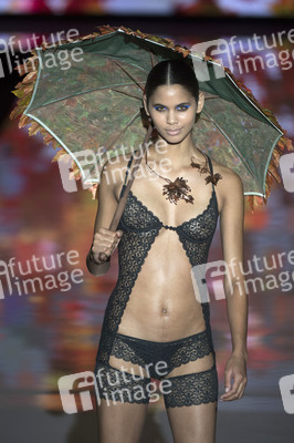 Andres Sarda Fashion Show auf der Mercedes-Benz Fashion Week Madrid SS17