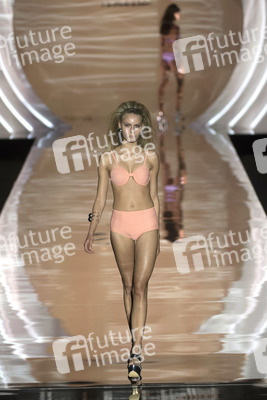 Dolores Cortés Fashion Show auf der Mercedes-Benz Fashion Week Madrid SS17