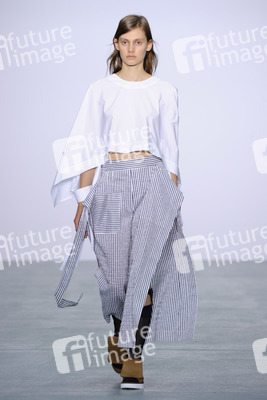 Eudon Choi Fashion Show auf der London Fashion Week SS17