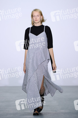 Eudon Choi Fashion Show auf der London Fashion Week SS17