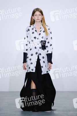 Eudon Choi Fashion Show auf der London Fashion Week SS17
