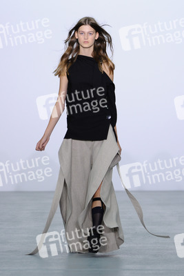 Eudon Choi Fashion Show auf der London Fashion Week SS17