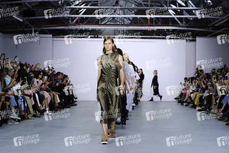 Eudon Choi Fashion Show auf der London Fashion Week SS17