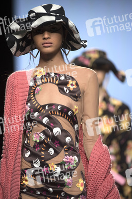 Maria Escoté Fashion Show auf der Mercedes-Benz Fashion Week Madrid SS17